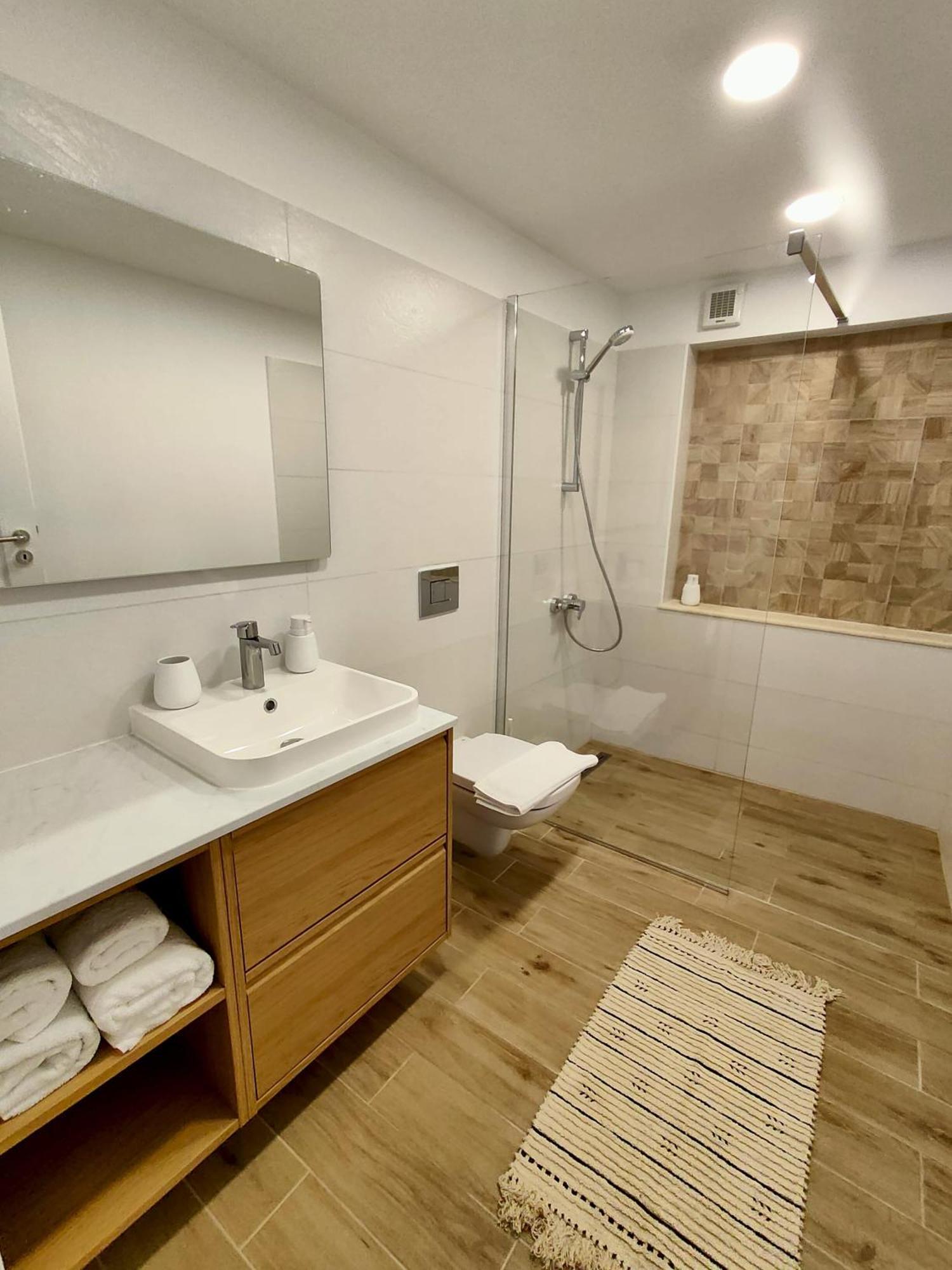 Red Fountain Apartment *